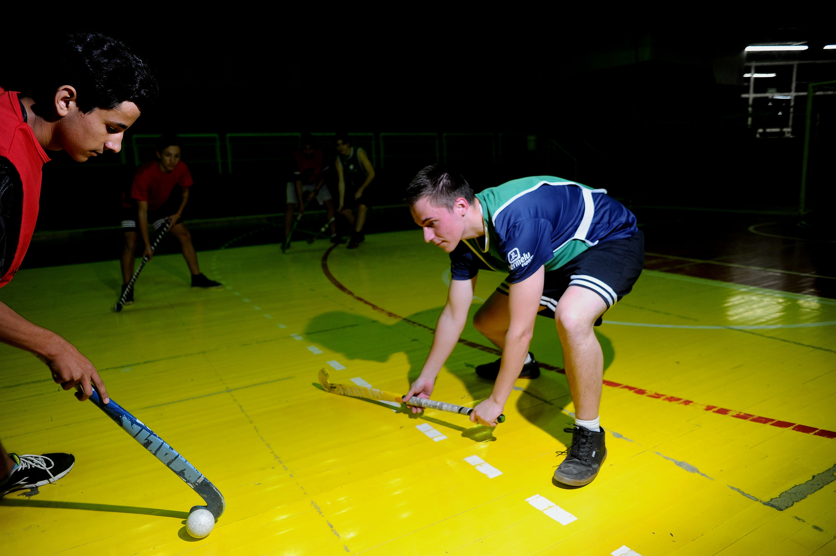 Hóquei esportivo e mulher em ação no campo com taco de hóquei pronto para  bater a bola no jogo exercício de fitness e atleta feminina jogando hóquei  em campo no estádio ao