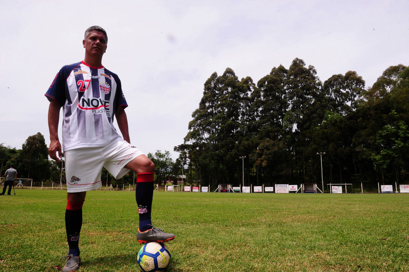 Jogo Amador De Duas Equipas De Futebol No Campo Dentro Imagem Editorial -  Imagem de exterior, jogadores: 54425425